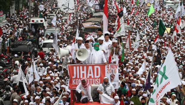 Ketua Umum Front Pembela Islam (FPI) Rizieq Shihab berada diatas mobil komando saat melakukan long march dikawasan Stasiun Gambir, Jakarta Pusat, 4 November 2016. TEMPO/Dhemas Reviyanto