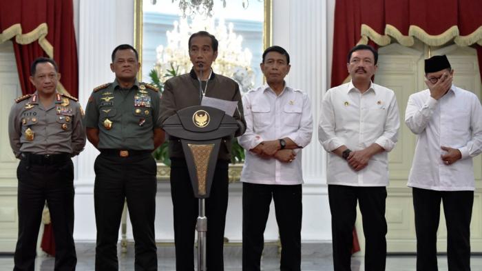 Presiden Joko Widodo didampingi para pembantu presiden di Istana Merdeka, Jakarta, Sabtu (5/11/2016) dini hari menyampaikan tanggapan terkait unjuk rasa 4 November 2016 
