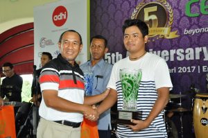 Hafith Syukri Gubernur CEPA Riau menyerahkan Piala kepada M. Rifki Alam Ramadhan Best Gross Overall yang juga sebagai Atlit Golf Amatir Nasional binaan CEPA BGC