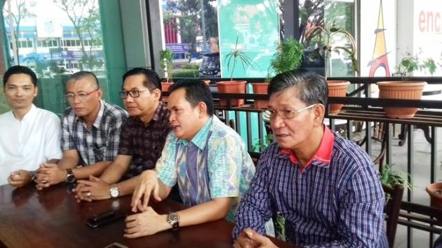 Ketua Lembaga Pengembangan Jasa Konstruksi (LPJK) Provinsi Sumsel Iwan Riadi (kedua dari kanan) didampingi pengurus lainnya. 