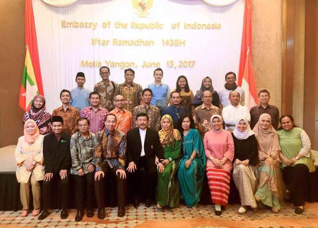 Foto Bersama Keluarga Besar Kedubes RI di Yangon - Dalam kegiatan Iftar 