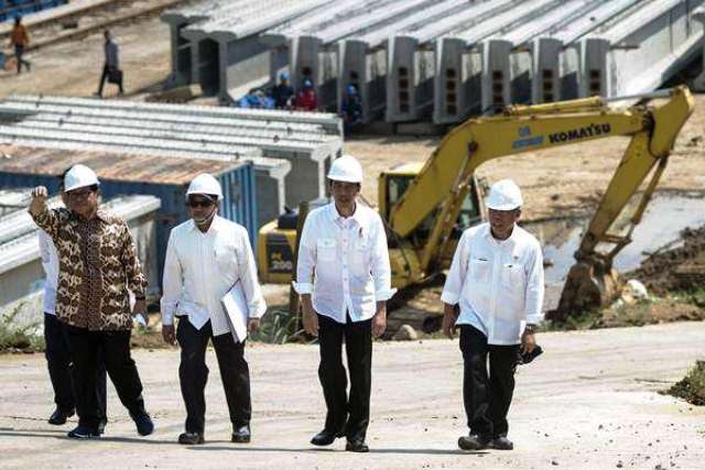 Presiden Joko Widodo (kedua kanan) didampingi Menteri PUPR Basuki Hadimuljono (kanan), Seskab Pramono Anung (kiri) dan Dirut PT Trans Jabar Tol Muhammad Sadeli (kedua kiri) meninjau pembangunan jalan tol Bogor-Ciawi-Sukabumi (Bocimi) Seksi I, Kabupaten Bogor, Jawa Barat, Rabu (21/6). Dari total panjang 54 kilometer, jalan tol Bocimi seksi I yang sepanjang 15 kilometer diprediksi selesai pada 2017, setelah proyek tersebut sempat terbengkalai sejak 1997. Foto: Antara/Rosa Panggabean 