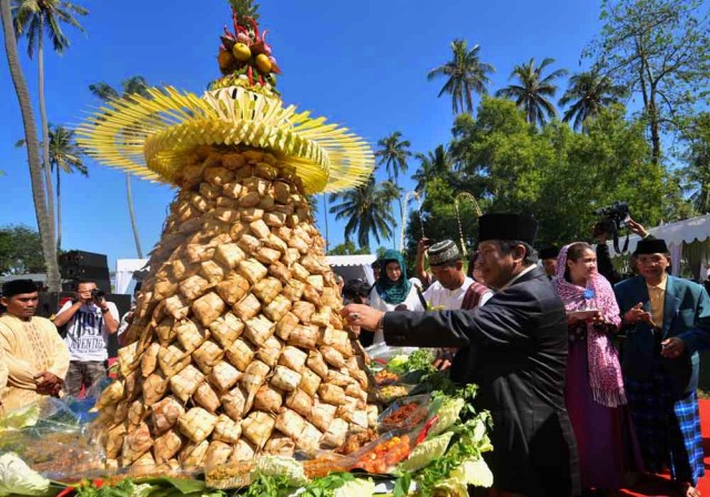 Lebaran Topat di Lombok, yang diselenggarakan seminggu setelah Hari Raya Idul Fitri, lebih semarak dan dirayakan oleh seluruh masyarakat NTB. -sinarharapan.net