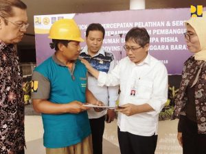 Syarif Burhanuddin Dirjen Bikon PUPR saat mengunjungi pelatihan dan sertifikasi tenaga kerja terampil pembangunan Rumah Instan Sederhana Sehat (RISHA) ~ NTB