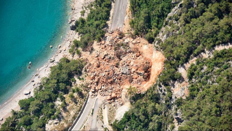 What causes landslides? – Apakah yang menyebabkan longsor?